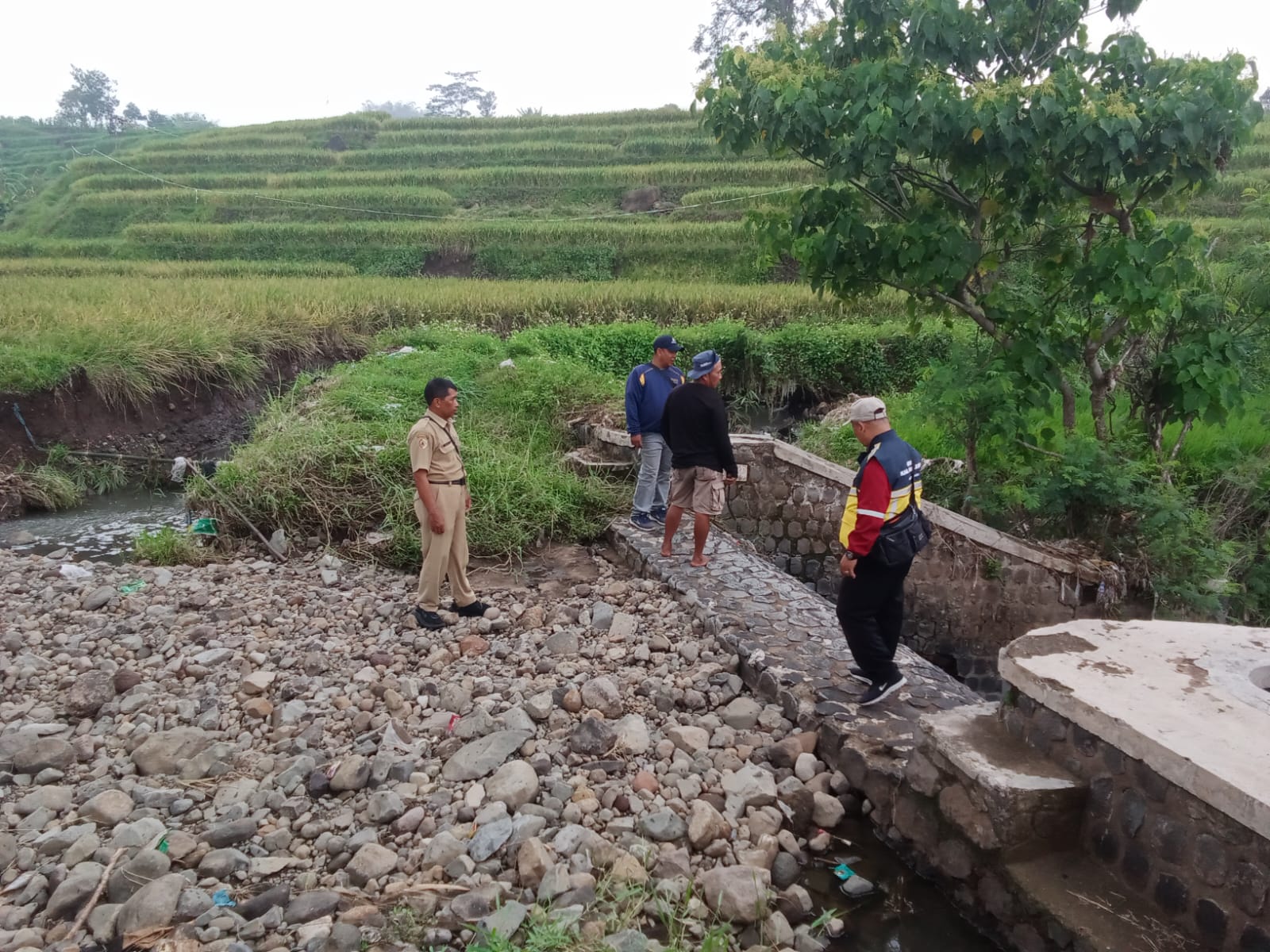 Peninjauan saluran bagi (Dam Kompol) Balongkenongo Desa Tanjungkenongo